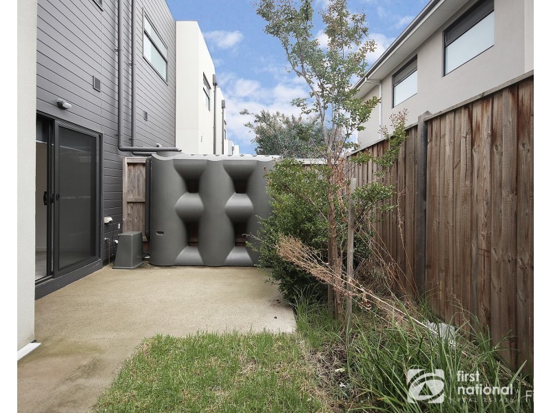 2 Randwick Lane, Clyde North VIC 3978