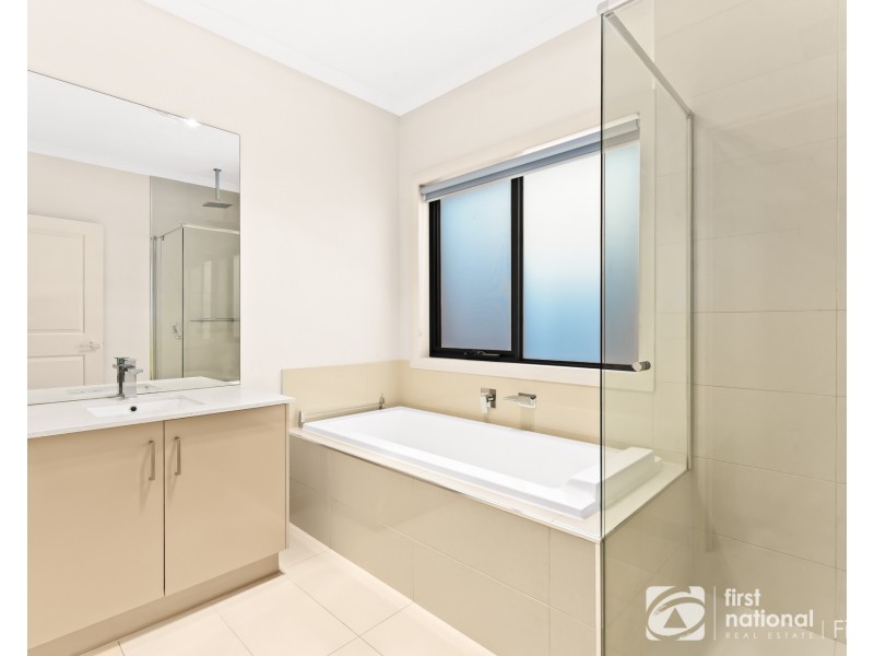 5 McFarlan Way, Cranbourne East VIC 3977