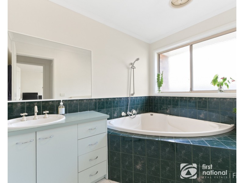 2 Dianne Court, Cranbourne North VIC 3977