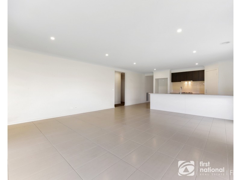30 Kernot Parade, Clyde VIC 3978