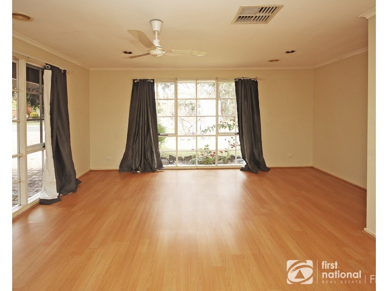 9 Courtenay Avenue, Cranbourne North VIC 3977