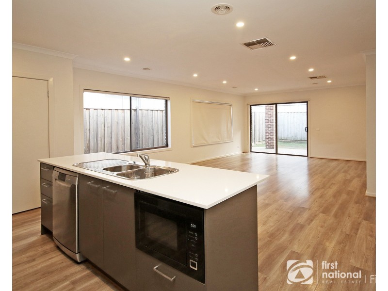 19 Tamarind Road, Cranbourne North VIC 3977