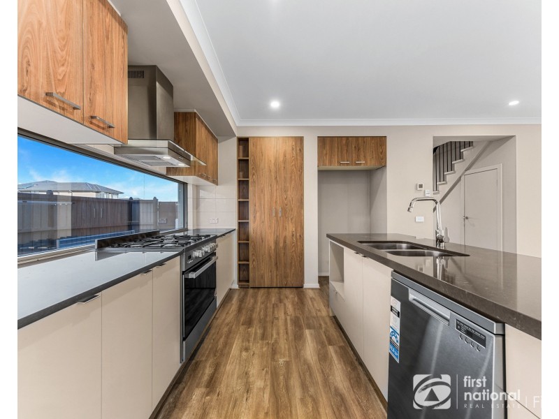 33 Pitfield Avenue, Cranbourne East VIC 3977