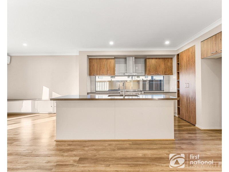 33 Pitfield Avenue, Cranbourne East VIC 3977