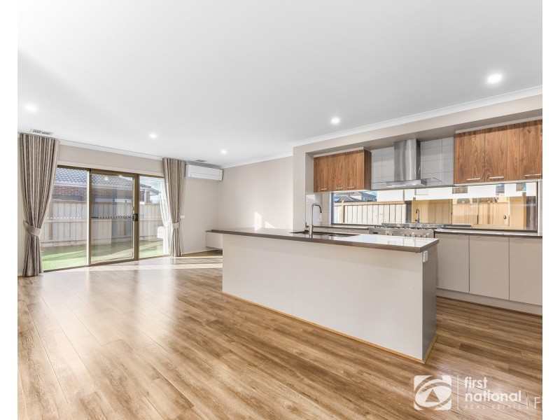 33 Pitfield Avenue, Cranbourne East VIC 3977