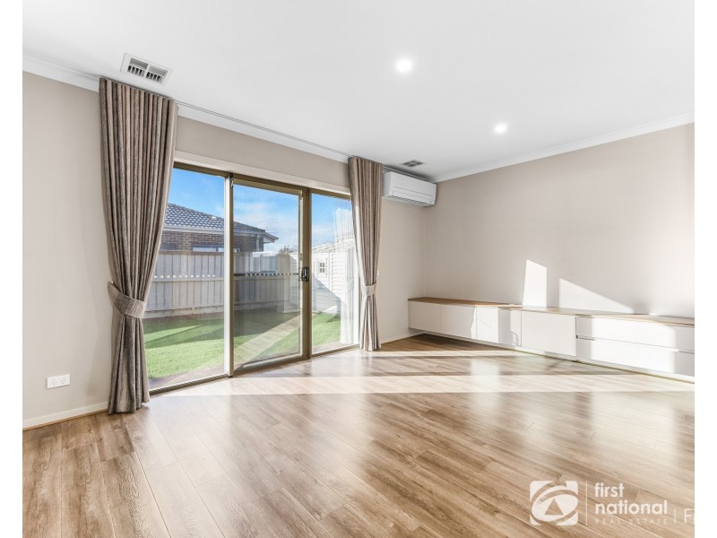 33 Pitfield Avenue, Cranbourne East VIC 3977