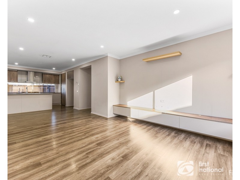 33 Pitfield Avenue, Cranbourne East VIC 3977