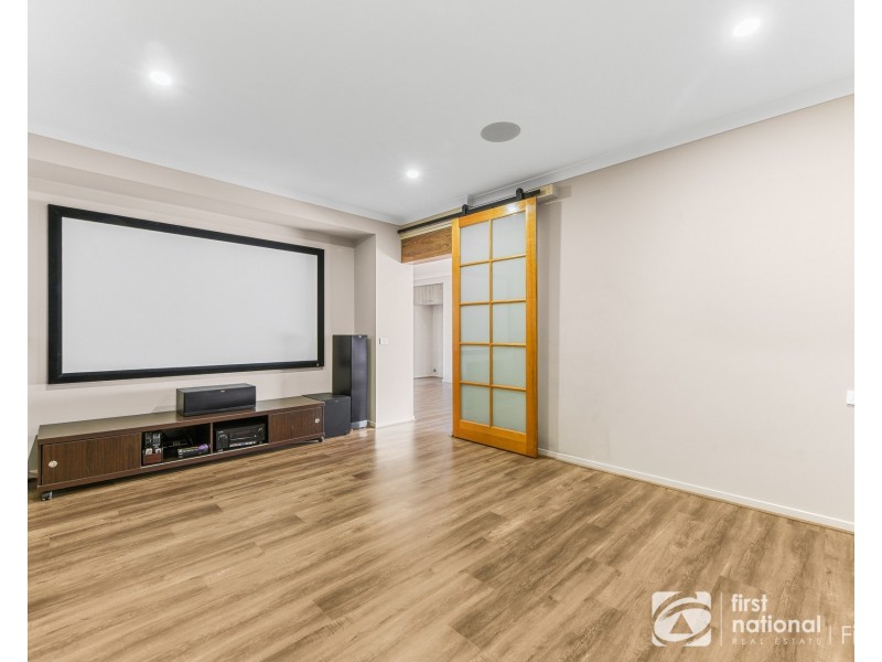 33 Pitfield Avenue, Cranbourne East VIC 3977