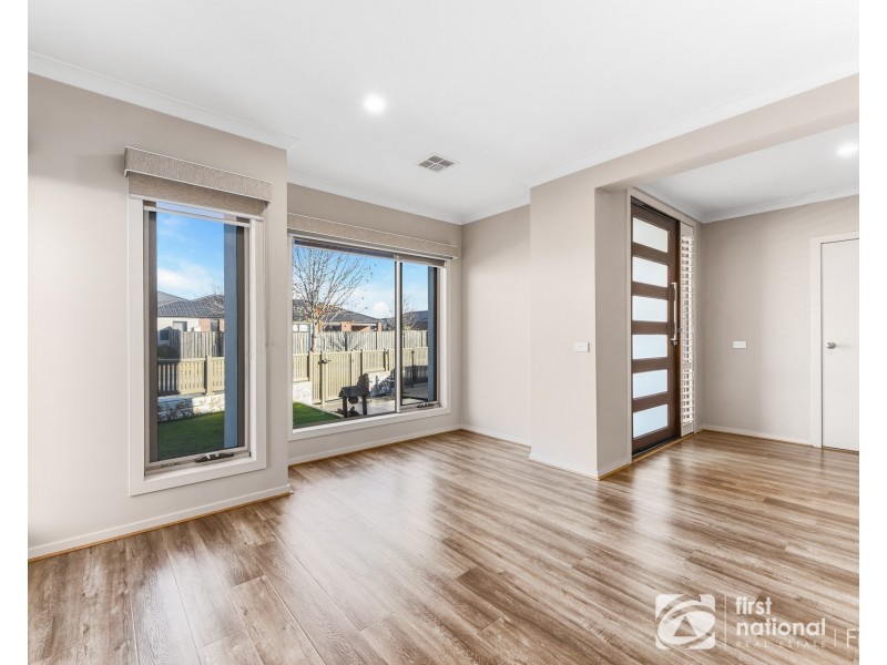 33 Pitfield Avenue, Cranbourne East VIC 3977