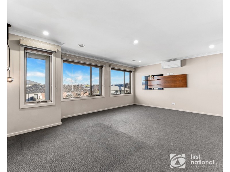 33 Pitfield Avenue, Cranbourne East VIC 3977