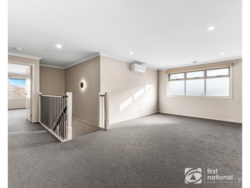 33 Pitfield Avenue, Cranbourne East VIC 3977