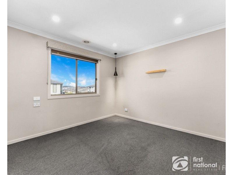 33 Pitfield Avenue, Cranbourne East VIC 3977