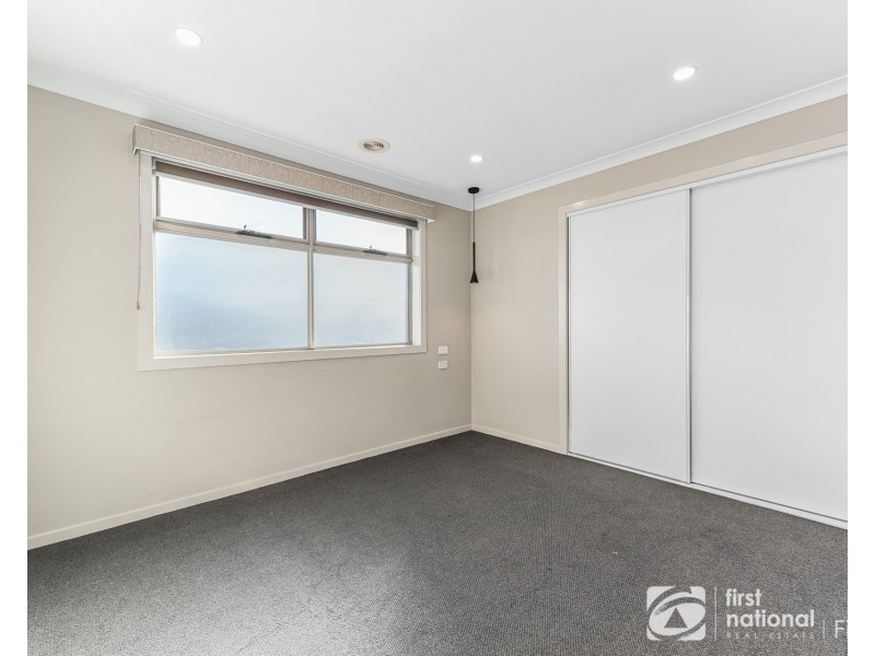 33 Pitfield Avenue, Cranbourne East VIC 3977