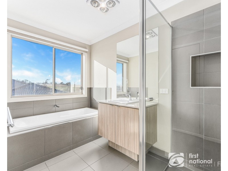 33 Pitfield Avenue, Cranbourne East VIC 3977