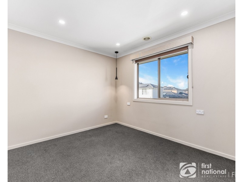 33 Pitfield Avenue, Cranbourne East VIC 3977