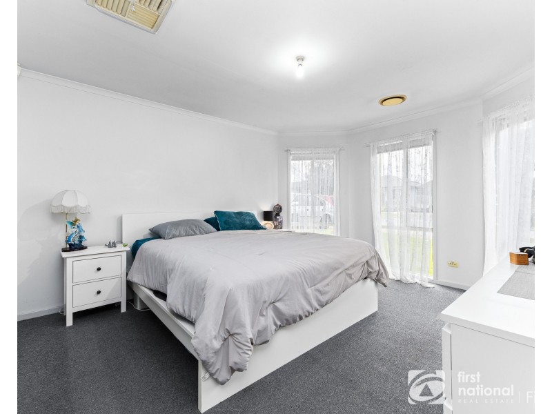 32 Raffindale Crescent, Cranbourne West VIC 3977