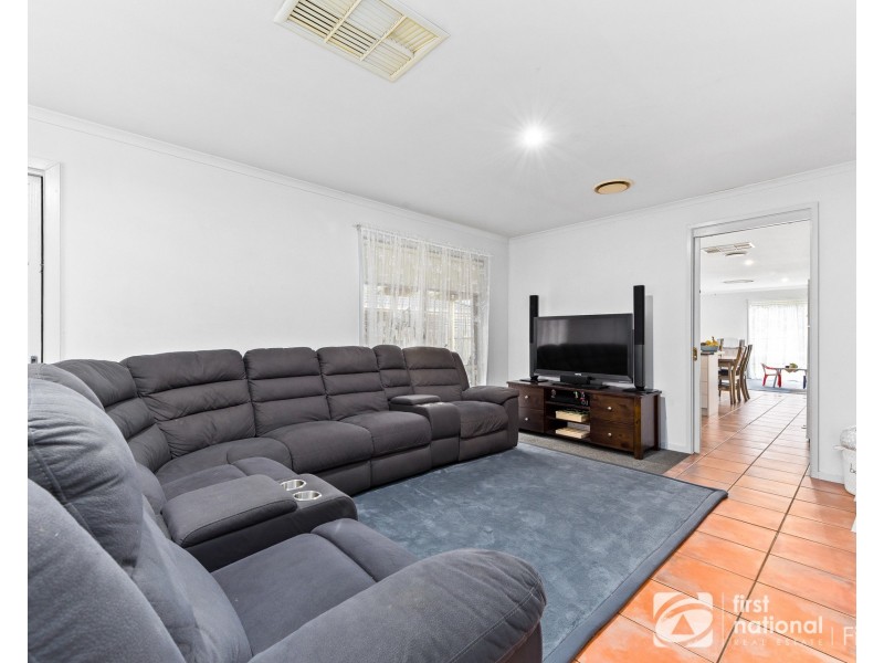 32 Raffindale Crescent, Cranbourne West VIC 3977