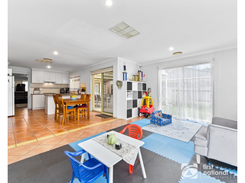 32 Raffindale Crescent, Cranbourne West VIC 3977