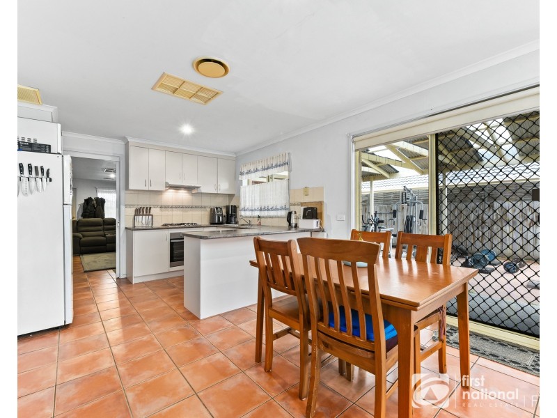 32 Raffindale Crescent, Cranbourne VIC 3977