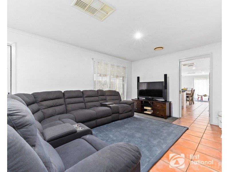 32 Raffindale Crescent, Cranbourne VIC 3977