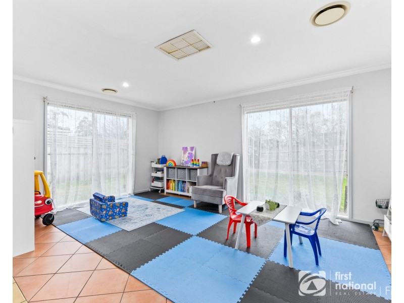 32 Raffindale Crescent, Cranbourne VIC 3977