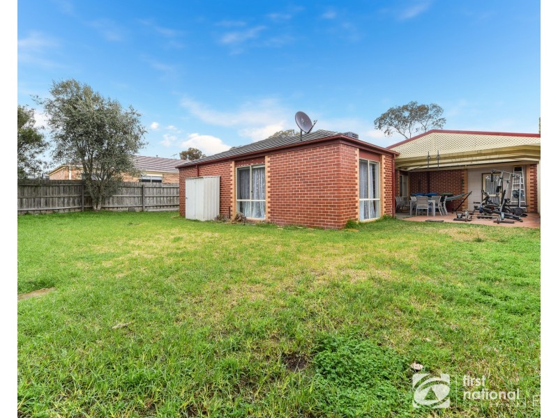 32 Raffindale Crescent, Cranbourne VIC 3977