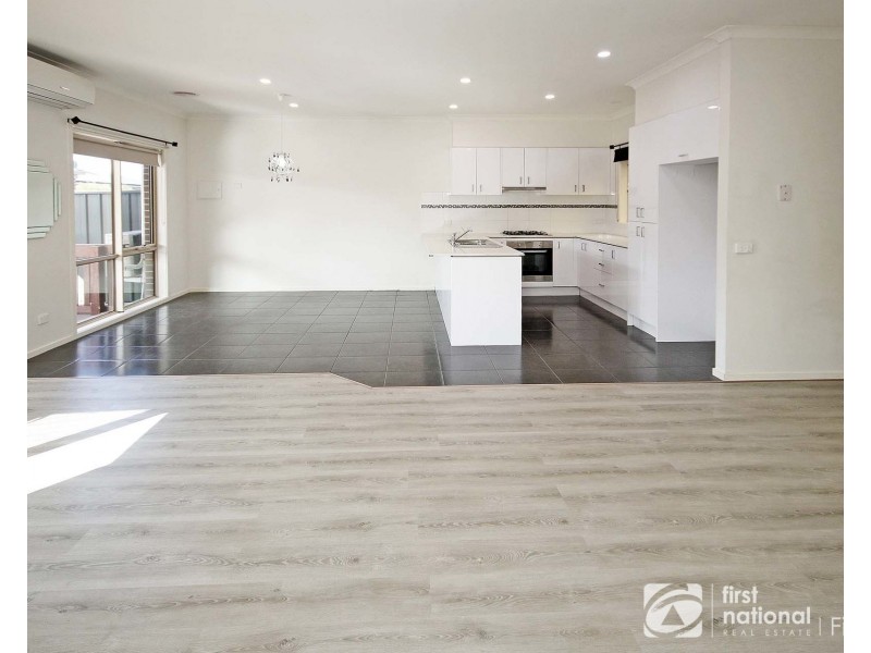 19 Comtois Lane, Clyde North VIC 3978