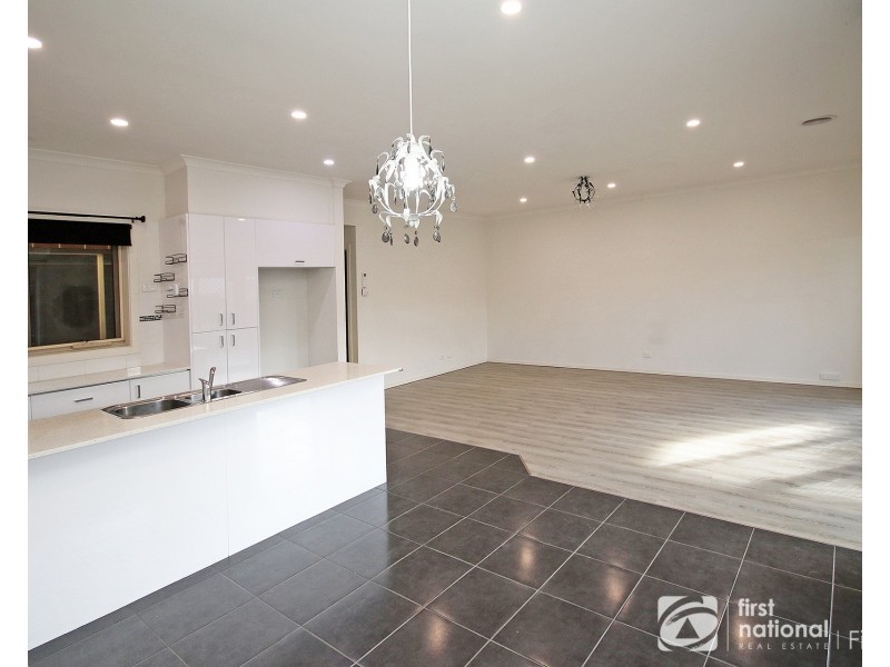 19 Comtois Lane, Clyde North VIC 3978