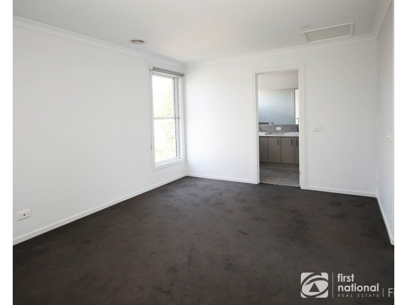 2/2 Mundaring Drive, Cranbourne VIC 3977