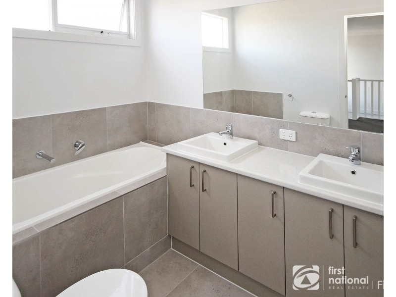 2/2 Mundaring Drive, Cranbourne VIC 3977