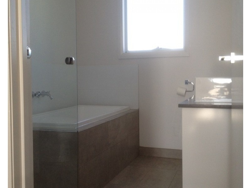 4/14-15 Hazelmere Avenue, Cranbourne West VIC 3977