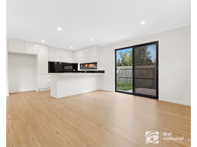 2/3 Hazelwood Avenue, Cranbourne North VIC 3977