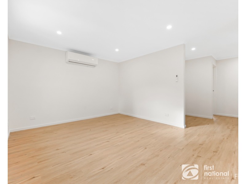 2/3 Hazelwood Avenue, Cranbourne North VIC 3977