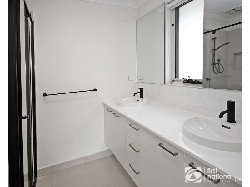 16 Lapis Street, Clyde VIC 3978