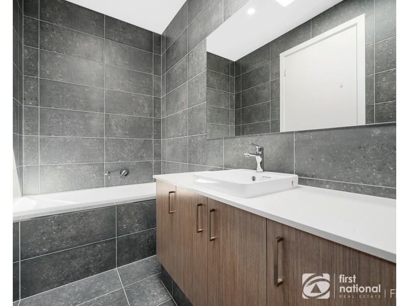 7 Savoy Grove, Cranbourne North VIC 3977