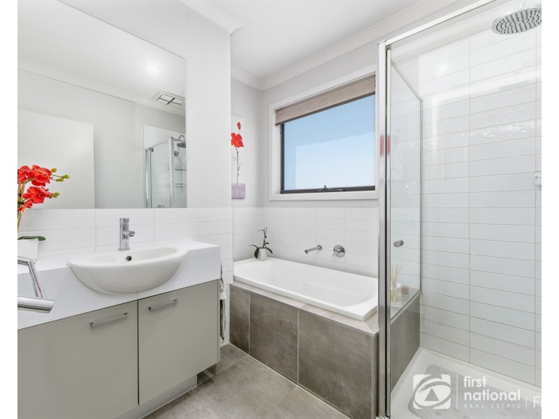 143 Wheelers Park Drive, Cranbourne North VIC 3977