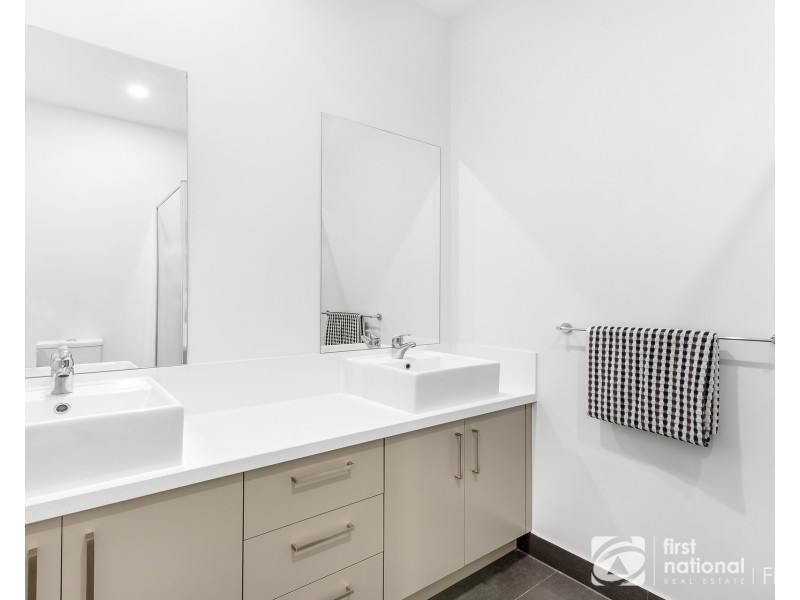 8 Push Pea Way, Cranbourne West VIC 3977