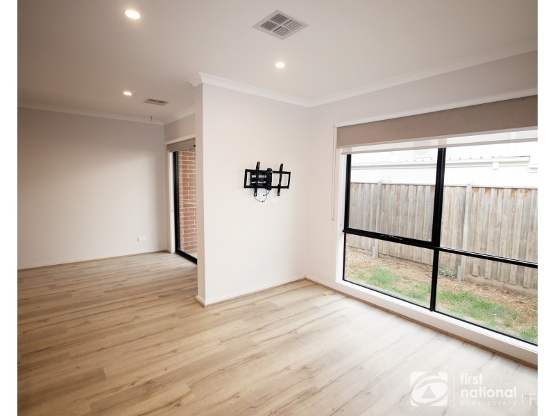 72 Stature Avenue, Clyde North VIC 3978