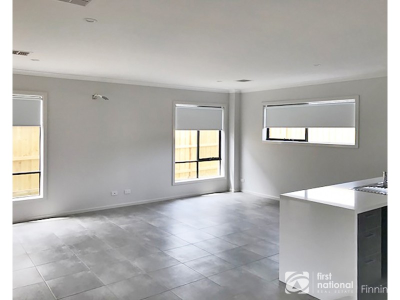 37 Clydevale Avenue, Clyde North VIC 3978