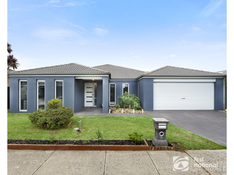 11 Lisa Avenue, Pakenham VIC 3810