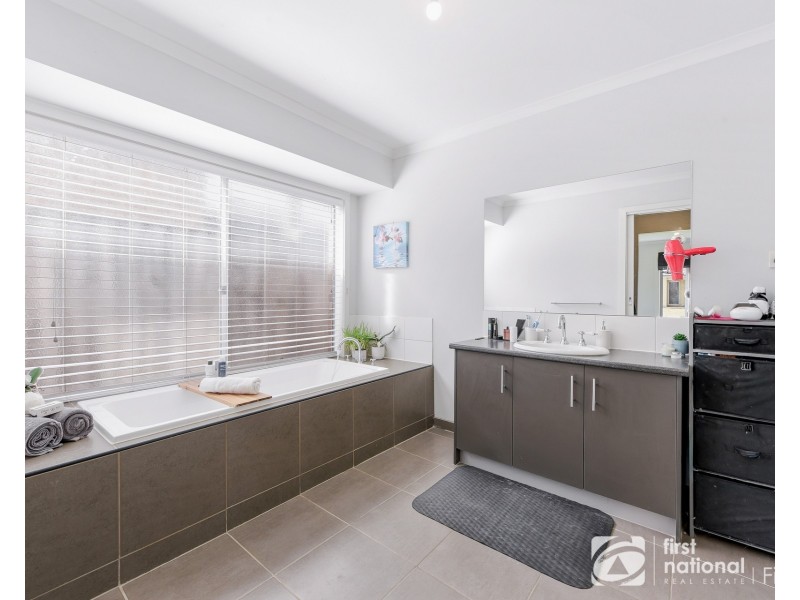 11 Lisa Avenue, Pakenham VIC 3810