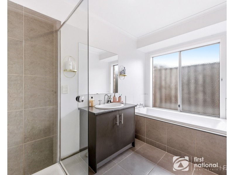 11 Lisa Avenue, Pakenham VIC 3810