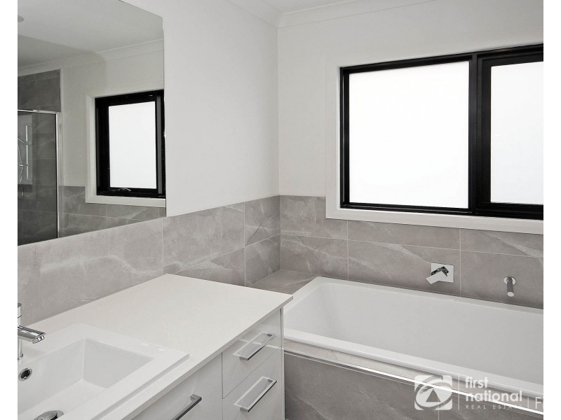 31 Elmslie Drive, Cranbourne East VIC 3977