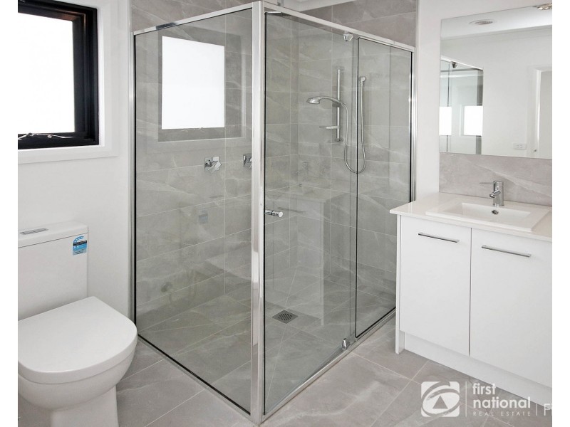 31 Elmslie Drive, Cranbourne East VIC 3977