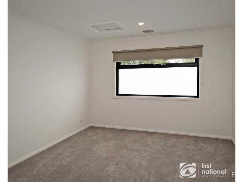 31 Elmslie Drive, Cranbourne East VIC 3977