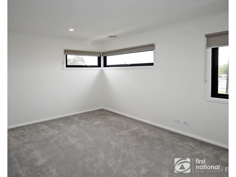 31 Elmslie Drive, Cranbourne East VIC 3977