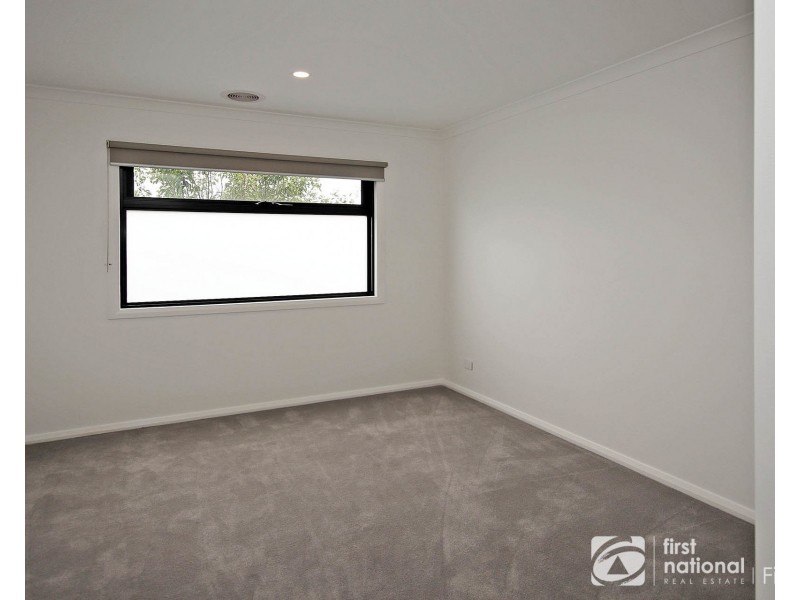 31 Elmslie Drive, Cranbourne East VIC 3977
