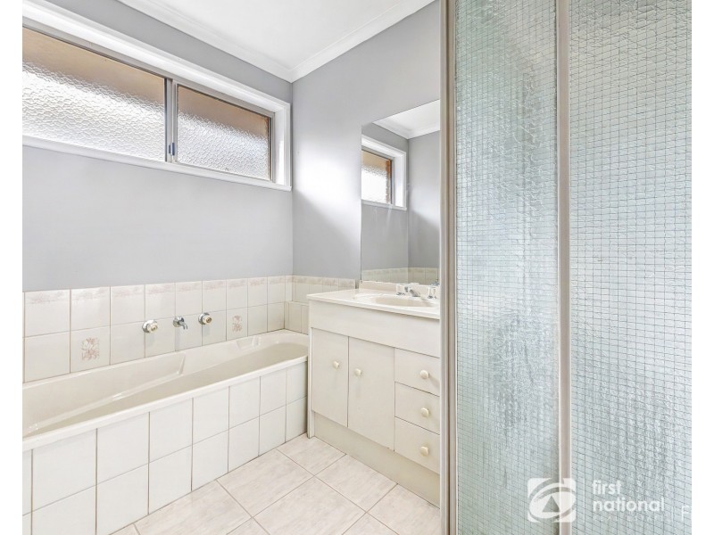 4 Iris Close, Cranbourne North VIC 3977