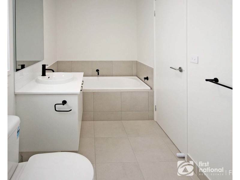16 Lapis Street, Clyde VIC 3978