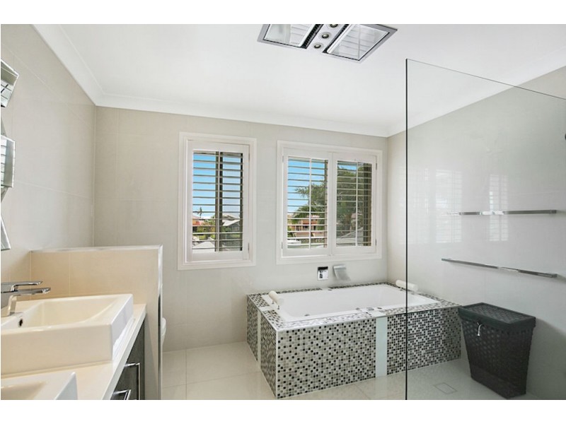 19 Captains Crt, Raby Bay QLD 4163